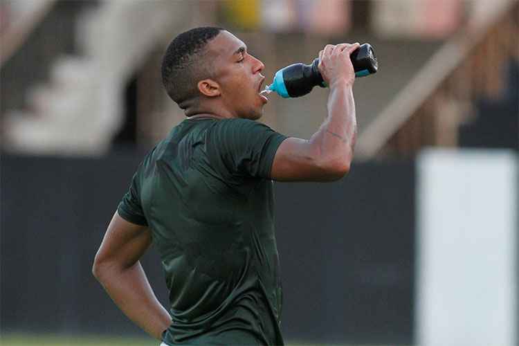 Danilo Pires ganha a vaga de Léo Moura para compor a defesa do Santa Cruz no duelo internacional