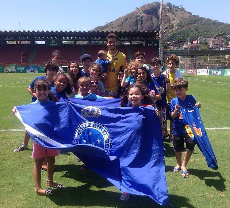 Goleiro Rafael tirou fotos com filhos de sócios do futebol do Cruzeiro depois do treinamento