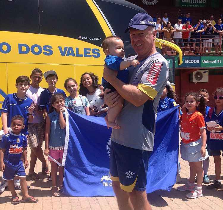 Técnico Mano Menezes mostrou simpatia com torcedores cruzeirenses do Espírito Santo