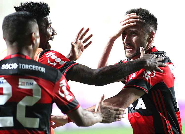 Argentino Mancuello chorou de emoção ao marcar o gol da virada do Flamengo aos 43 do 2º tempo