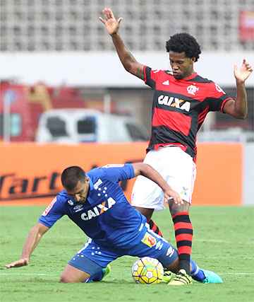 Ábila perdeu gols incríveis aos 39 e aos 41 do segundo tempo, logo depois de Flamengo empatar