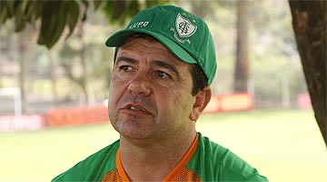 Técnico afirmou que saída de Eisner Loboa do clube foi decisão da diretoria do América