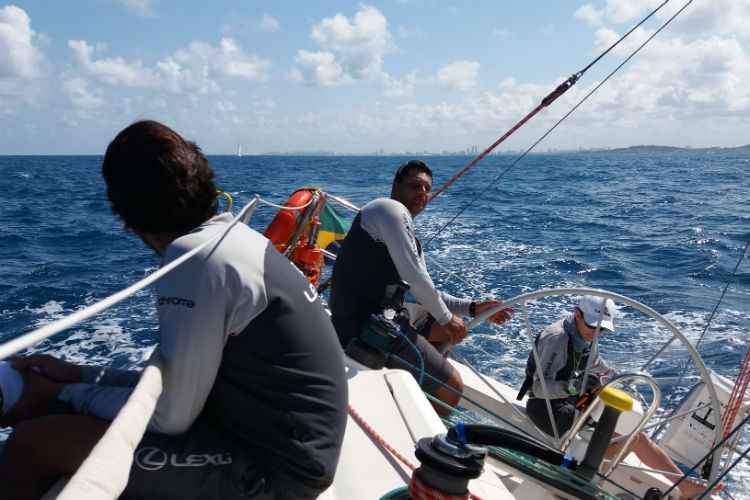 Ninguém fica sem função no barco. Há quem conduza o barco, há quem ajuste as velas, quem faça a escora...