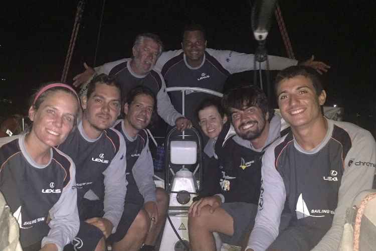 Enfim, Fernando de Noronha. A chegada é muito comemorada e a tripulação se reúne para celebrar