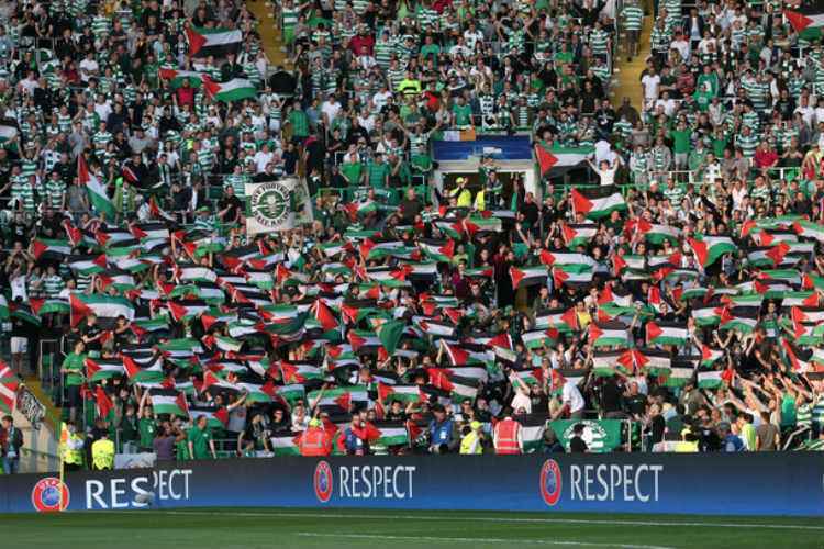Torcida do Celtic mostravam bandeiras da palestina no estádio em jogo contra o Hapoel Beer Sheva