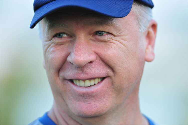 Mano Menezes estará no banco de reservas no jogo do Cruzeiro diante do Grêmio, neste sábado, às 18h30