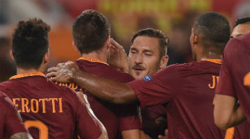 Totti recebe carinho de companheiro após marcar gol na vitória da Roma por 4 a 0