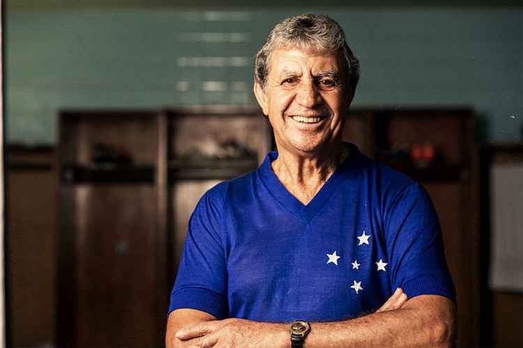 Recentemente, Piazza posou com camisa usada pelo Cruzeiro em 1966 (Foto: Bruno Senna/Cruzeiro)
