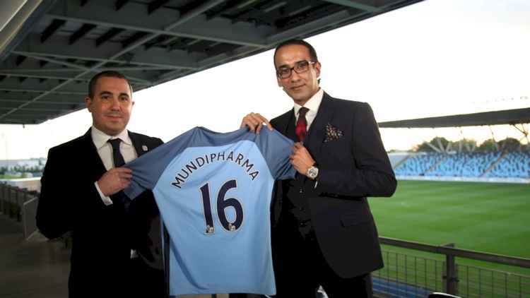 Omar Berrada, chefe de operações do Manchester City, e Raman Singh, presidente da Multipharma: acordo de três anos