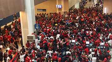 Torcida do Flamengo apoiou o time no aeroporto Santos Dumond, no Rio de Janeiro