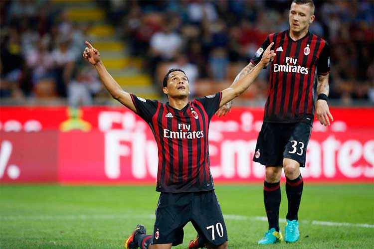 Colombiano Bacca comemora um dos gols do Milan na emocionante virada diante do Suassuolo