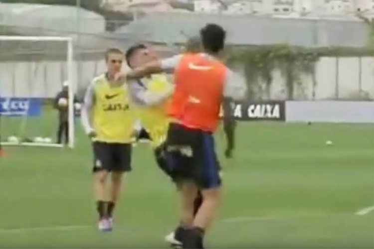 Zagueiro Vilson se irritou com Marciel após uma disputa de bola e deu um soco no rosto do volante