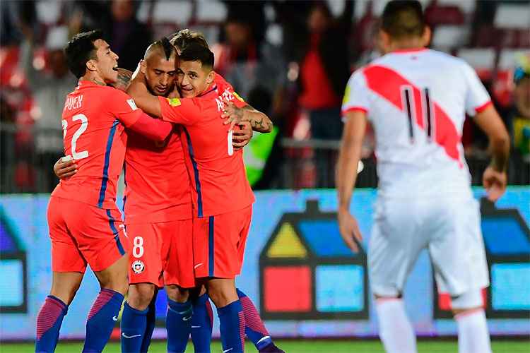 Arturo Vidal comemora um dos gols da vitória do Chile contra o Peru, que mantém esperança de classificação