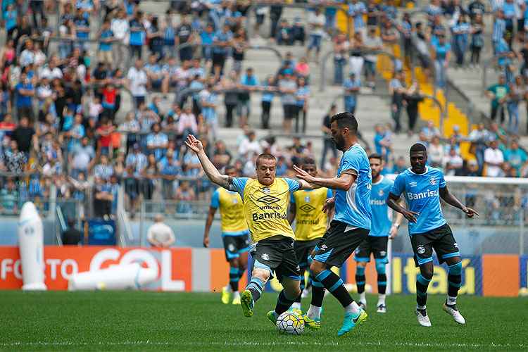 Jogadores fizeram recreativo sob olhares da imprensa e da torcida. Atividade tática, porém, foi fechada