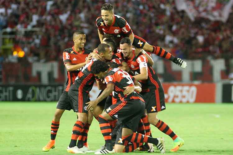 Flamengo vence clássico polêmico, com gol do Fluminense anulado, e fica a um ponto do líder Palmeiras