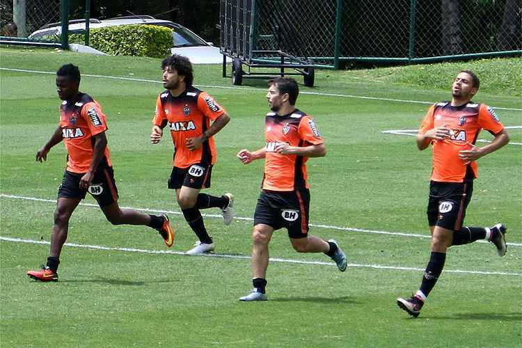 Ausente no clássico contra América, Cazares resolve situação com a diretoria no retorno a BH