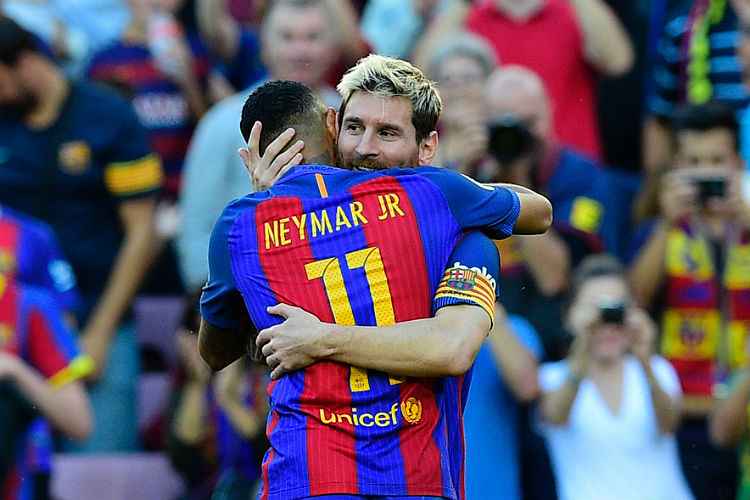 Lionel Messi comemora gol com Neymar; craque argentino volta em grande estilo aos gramados
