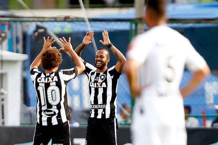 Bruno Silva abriu o placar para o Botafogo em lance que iniciou  muitas reclamações do Atlético