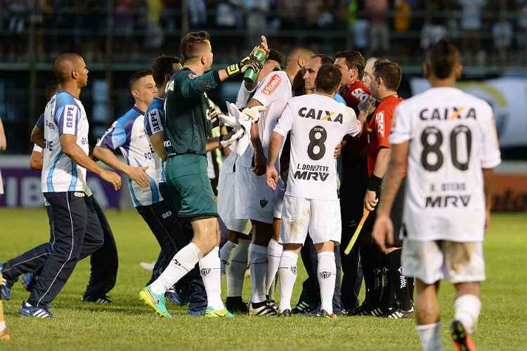 Atleticanos reclamaram bastante com a arbitragem após término da partida, no Luso Brasileiro