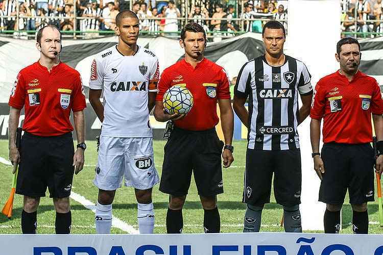 Árbitro Wagner Reway (centro) foi muito criticado por jogadores, técnico e dirigentes do Galo após a derrota