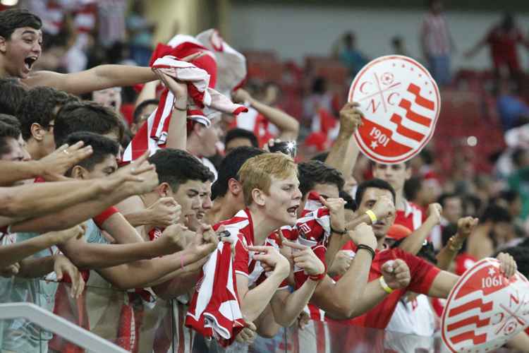 Torcida alvirrubra voltou a frequentar o estádio em grande número e vem empurrando o Timbu