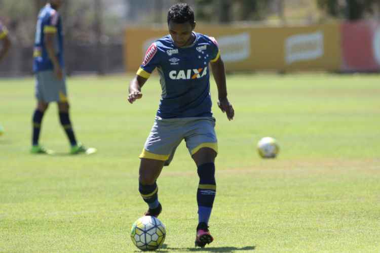 Elber sentiu problema no adutor da coxa direita e deixou treino dessa segunda mais cedo