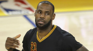 LeBron ficou em quadra por 25 minutos