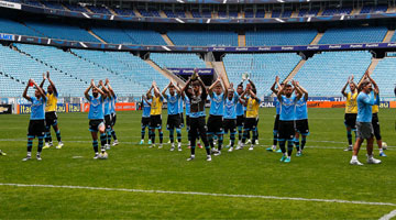 Diretoria do Grêmio decidiu abrir parte do treinamento na Arena à torcida, que compareceu