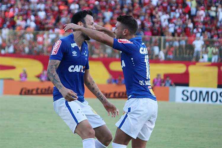 Ariel Cabral comemora com o uruguaio Arrascaeta o gol do Cruzeiro na vitória em Salvador