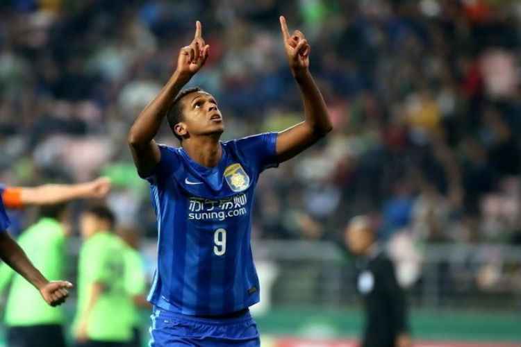 Ex-Jiangsu Suning, atacante Jô assina contrato de três anos com o Corinthians