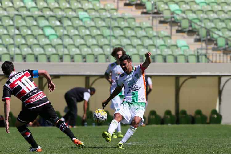 No Independência, pelo primeiro turno, o América foi envolvido pelo Santa Cruz e perdeu por 3 a 0