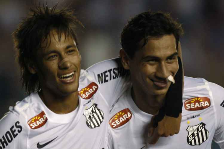 <center> Neymar e Ganso atuaram juntos pelo Santos entre 2010 e 2012 </center> 