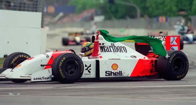 Ayrton Senna comemorou com a bandeira do Brasil sua última vitória na Fórmula 1