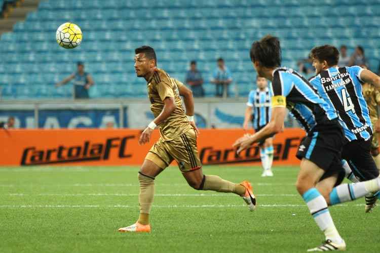 Contra o Grêmio, Rogério marcou um belo gol, o segundo do Rubro-negro na partida