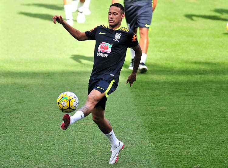 Neymar volta à Seleção Brasileira nesta quinta-feira e duelará com amigo Messi