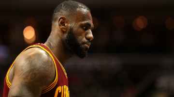 LeBron anotou 27 pontos e pegou dez rebotes