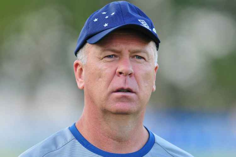 Treinador pretende esperar até o último momento Arrascaeta, que está com a Seleção do Uruguai