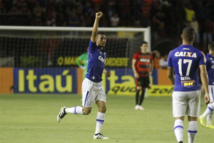 No lance seguinte ao pênalti desperdiçado por Diego Souza, o Cruzeiro foi ao ataque e marcou o gol da vitória