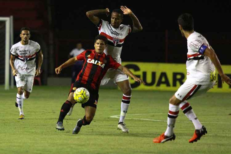 São Paulo dominou jogo contra Sport na Ilha do Retiro nas duas etapas da partida 