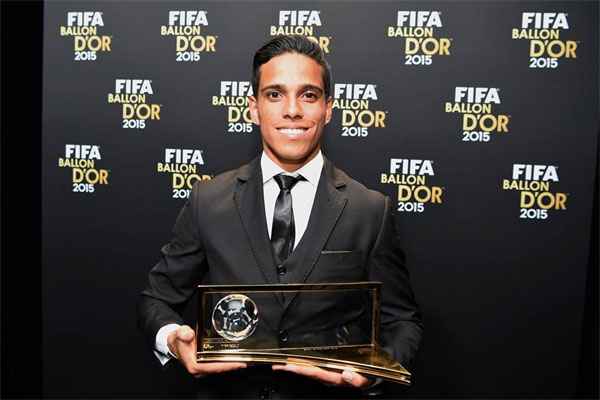 O goiano Wendell Lira ganhou o Prêmio Puskas no ano passado: troféu para o gol mais bonito