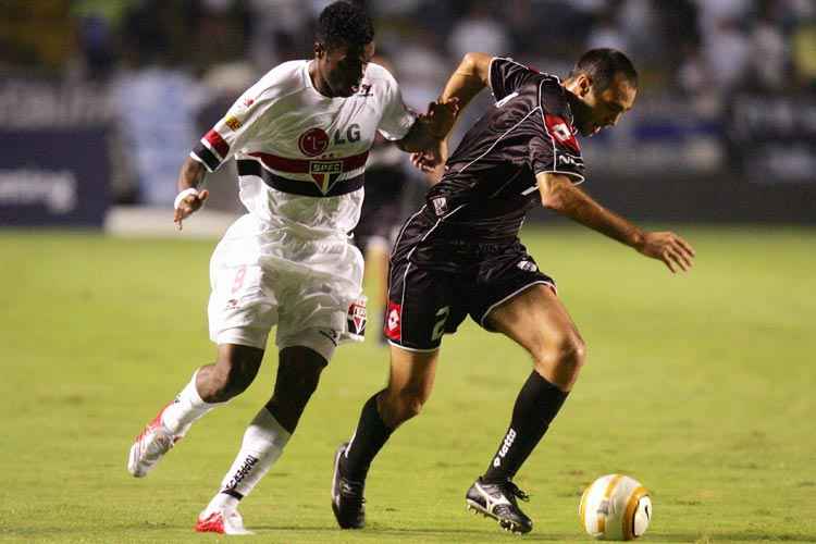 Em 2005, quando jogava no São Paulo, Grafite sofreu ofensas racistas do argentino Desábato