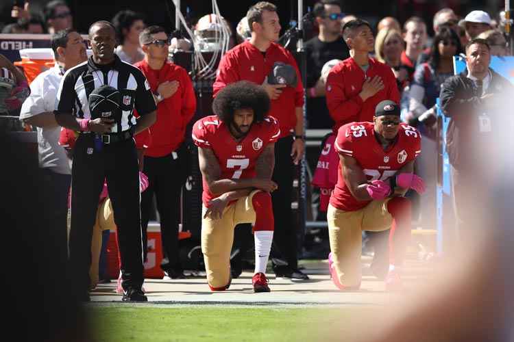 Jogador de futebol americano Colin Kaepernick se ajoelhou em protesto à morte de negros