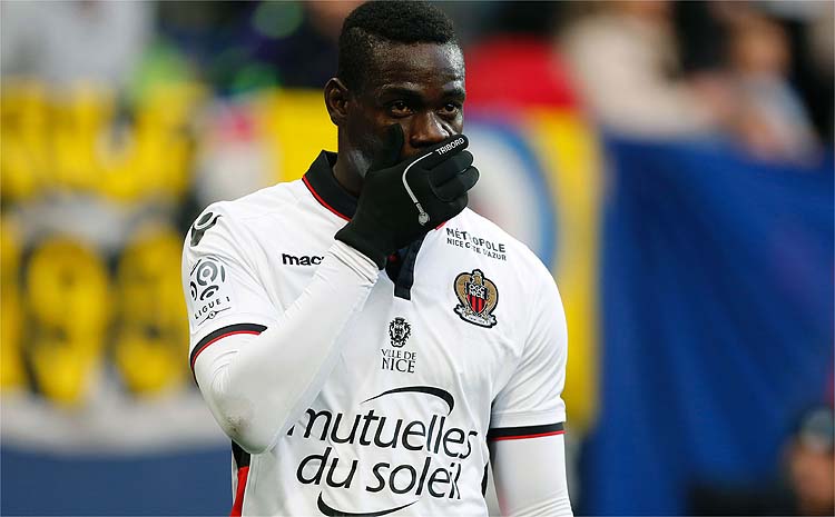 Balotelli se machucou durante o treino de terça-feira, e clube não revelou a gravidade da lesão