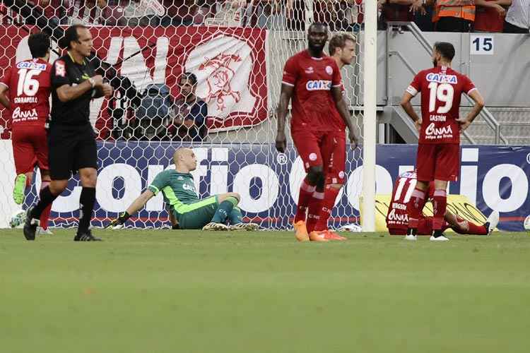"A gente hoje estava irreconhecível, não parecia o time que o Givanildo pegou", disse o goleiro alvirrubro