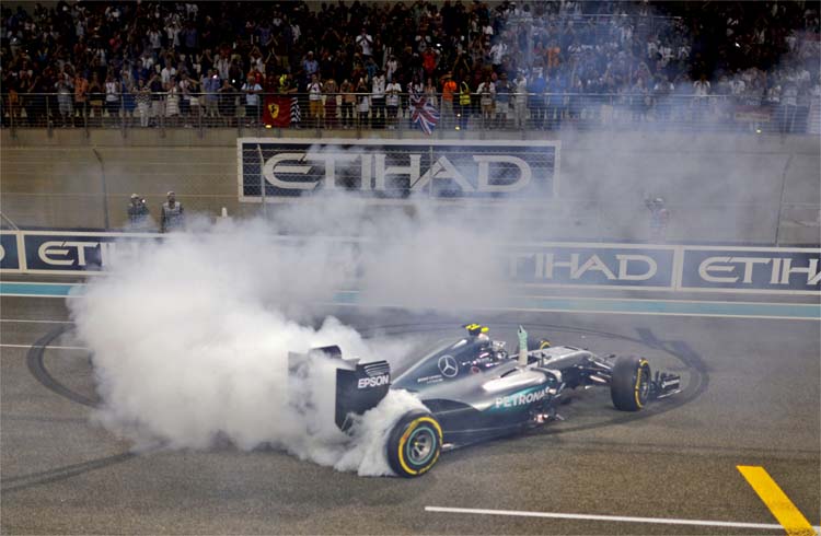 Festa do alemão Nico Rosberg na linha de chegada no GP dos Emirados Árabes