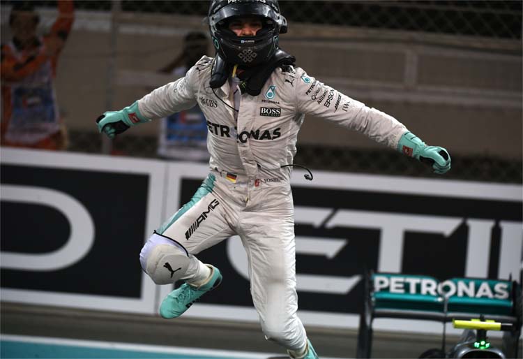 Rosberg deixou o carro muito emocionado e comemorou o título com familiares e mecânicos