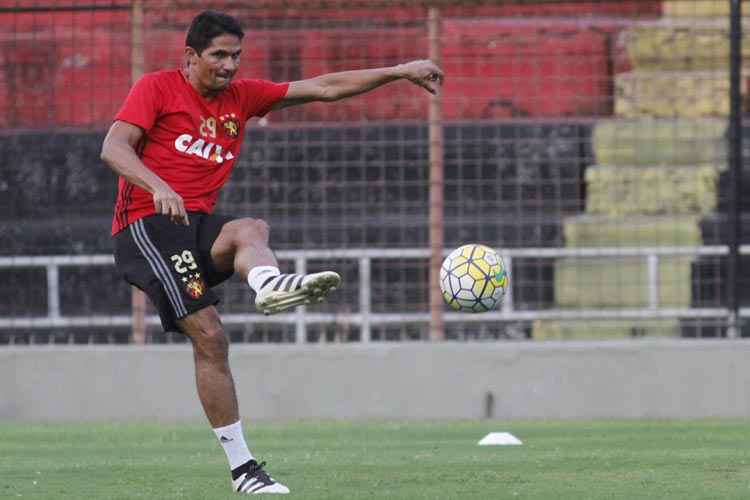 Daniel Paulista confirmou que Durval fará a dupla de zaga com Ronaldo Alves contra o Figueirense
