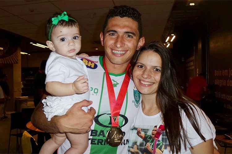 Danilo, com a filha Sophie e a esposa Lorena, foi decisivo para o título estadual do América, em 2016