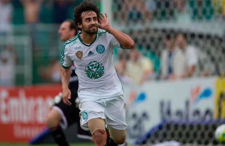 O meio-campista chileno Valdivia trocou ofensas com o ídolo do Corinthians, Neto