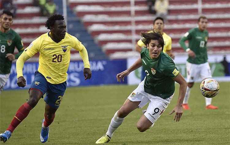 Luis Caicedo em duelo com atacante Marcelo Moreno pelas Eliminatórias da Copa do Mundo